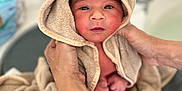 Madi a rejoint le concours — aidez-le/la à gagner de superbes lots ! newborn, baby, towel, hooded_towel, infant, hands, bathroom, bathtub, skin, soft, wrapped, cute, person, portrait, closeup, child, human, care, warm, bath