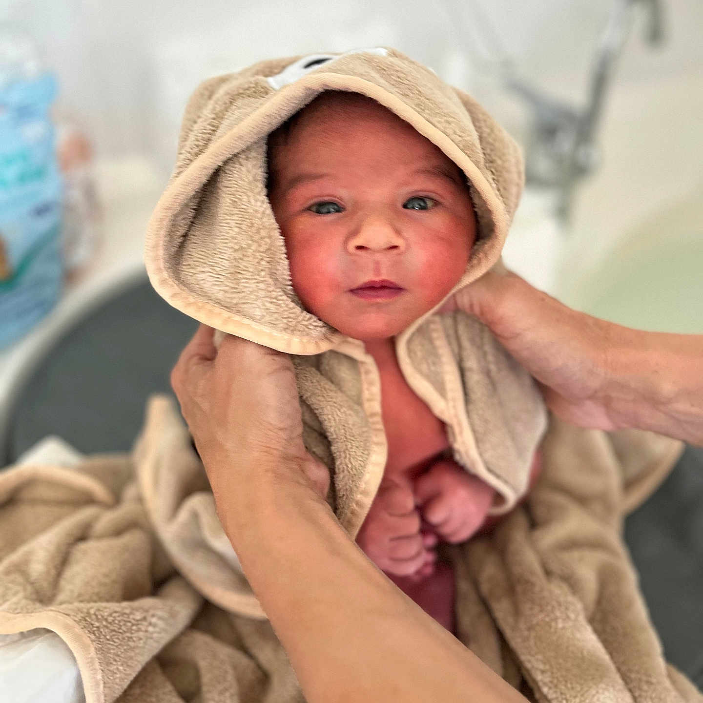 Madi a rejoint le concours — aidez-le/la à gagner de superbes lots ! baby, bath, bathroom, bathtub, care, child, closeup, cute, hands, hooded_towel, human, infant, newborn, person, portrait, skin, soft, towel, warm, wrapped