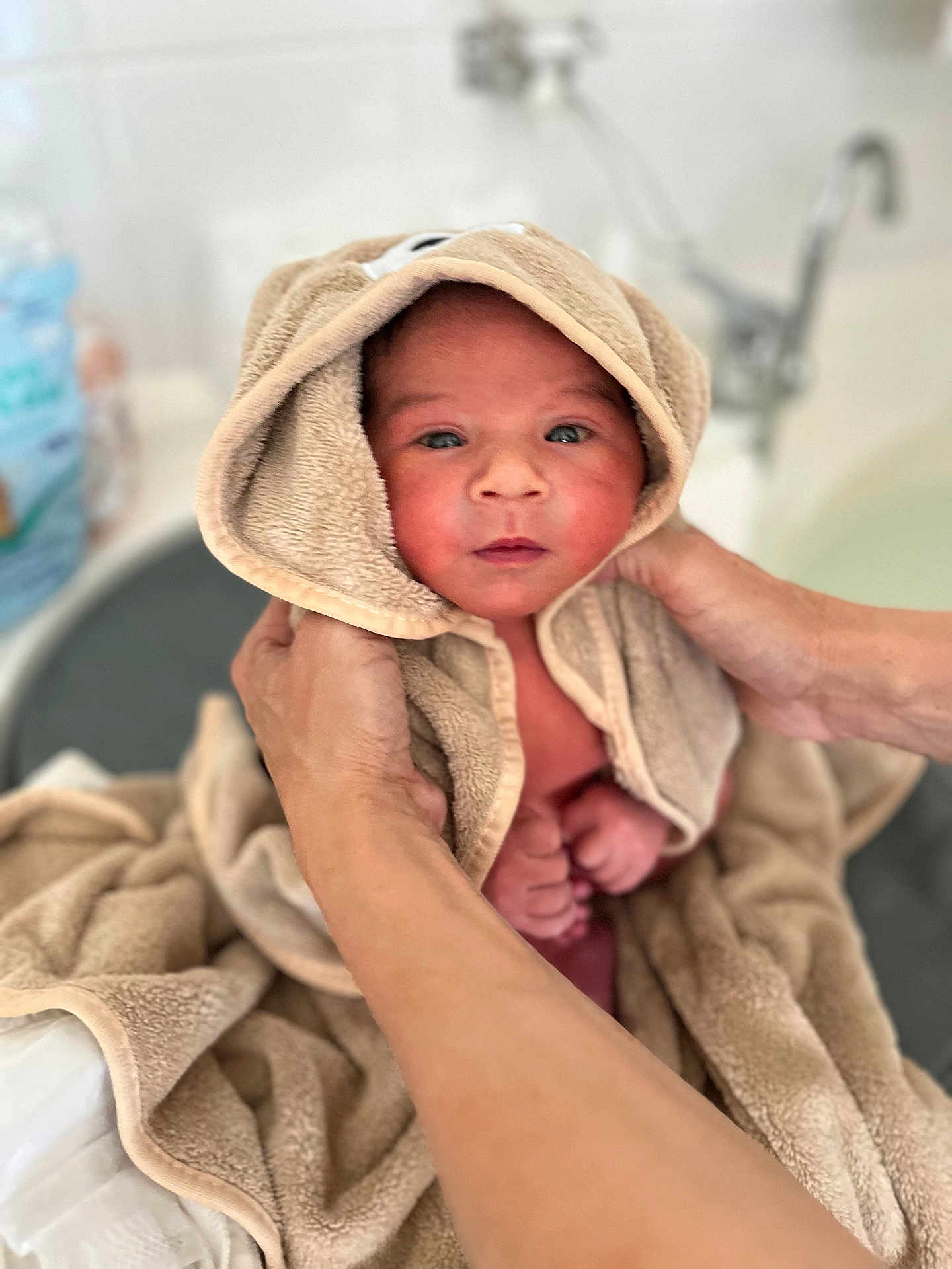Madi a rejoint le concours — aidez-le/la à gagner de superbes lots ! newborn, baby, towel, hooded_towel, infant, hands, bathroom, bathtub, skin, soft, wrapped, cute, person, portrait, closeup, child, human, care, warm, bath