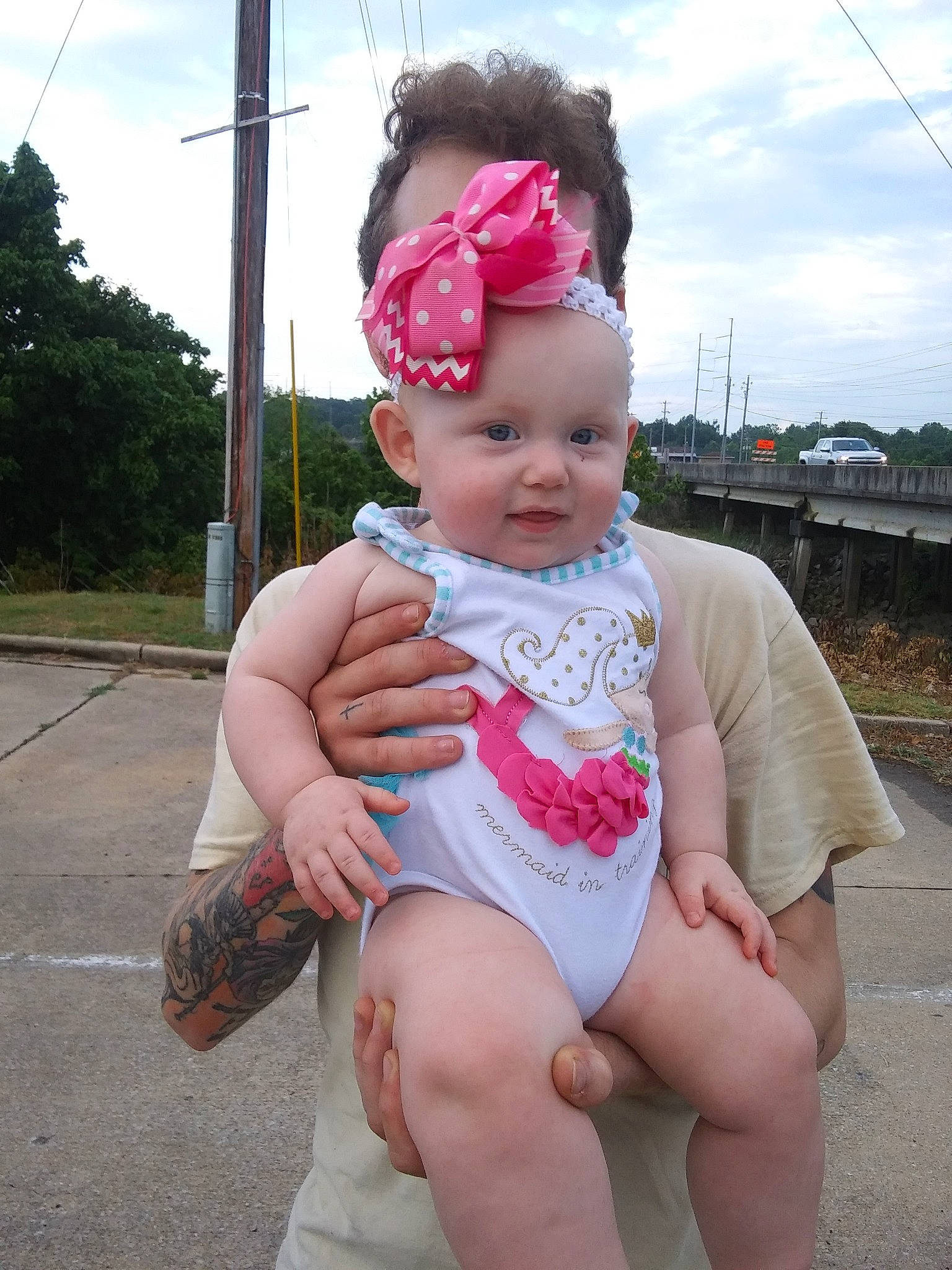 Journea is registered to the contest to win money with this photo: baby, baby_products, baby_toddler_clothing, child, hair_accessory, leg, person, pink, skin, smile, toddler, vacation