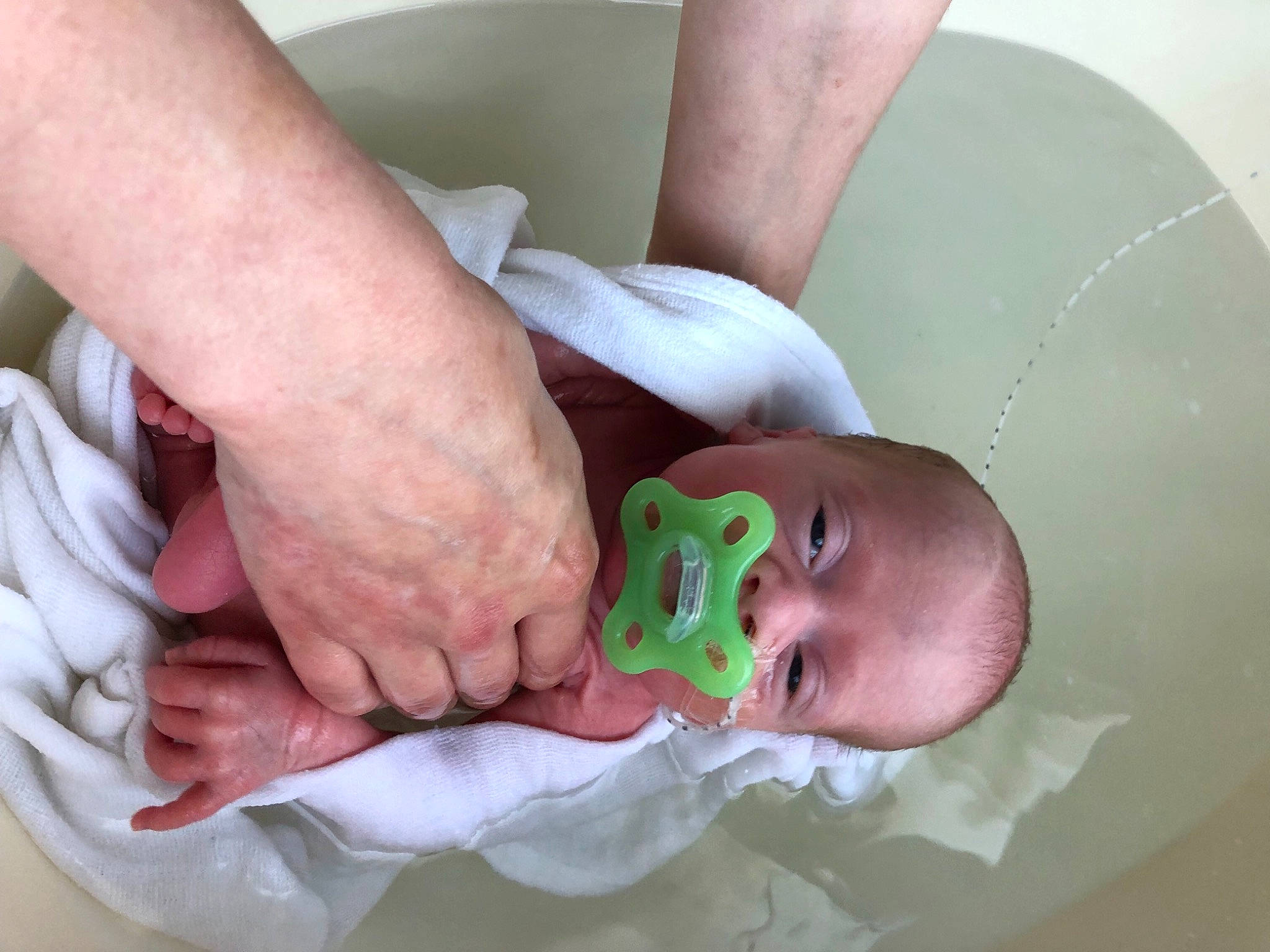 Octavia a rejoint le concours — aidez-le/la à gagner de superbes lots ! baby, baby_products, baby_safety, baby_toddler_clothing, bathing, chest, child, comfort, ear, finger, flesh, foot, gesture, human_body, human_leg, mouth, nail, person, thumb, toddler