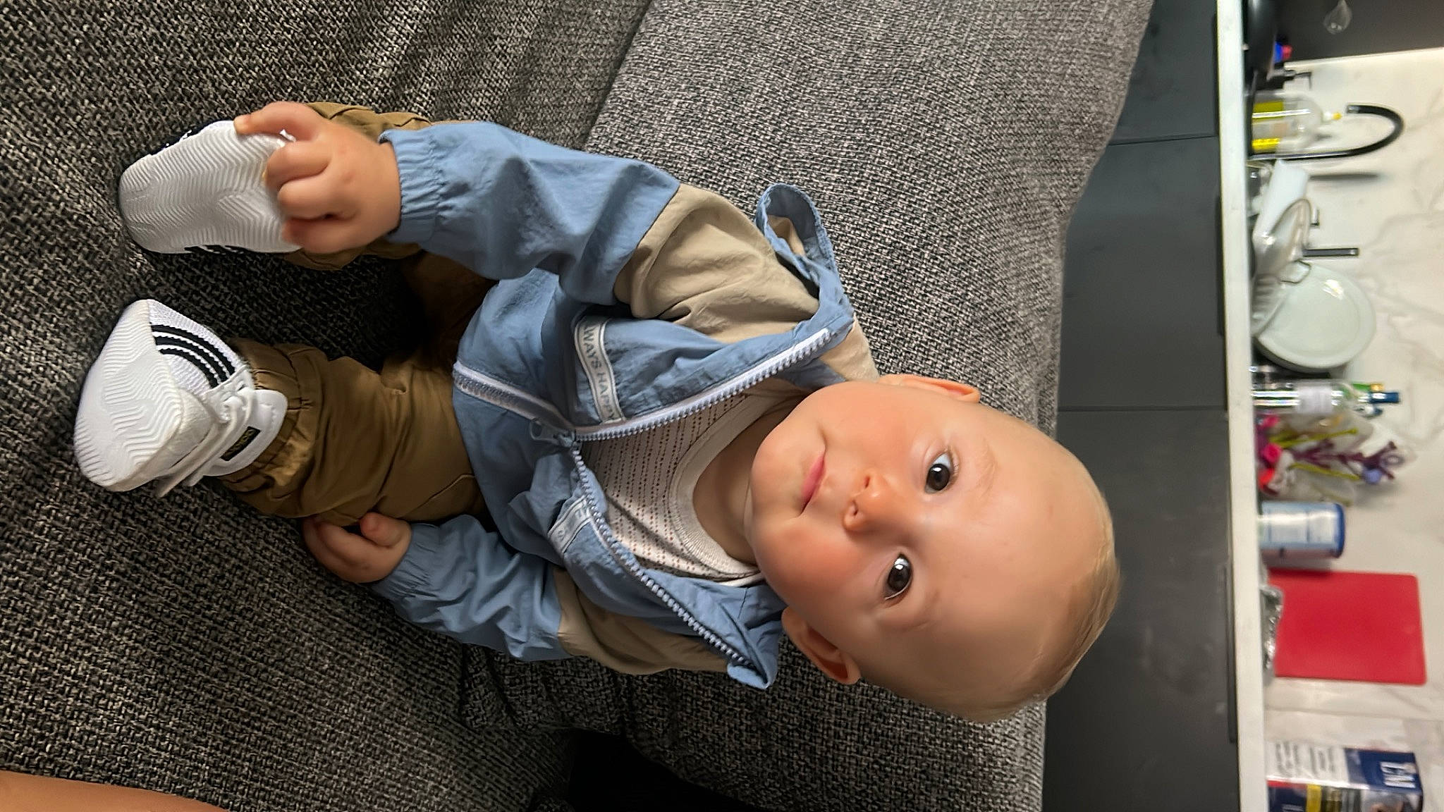 Maoh participe au concours pour gagner de l'argent avec cette photo : baby, baby_carriage, baby_products, baby_toddler_clothing, cheek, child, comfort, gesture, grass, headgear, human, human_leg, nap, person, sitting, sleep, toddler, tree, wood