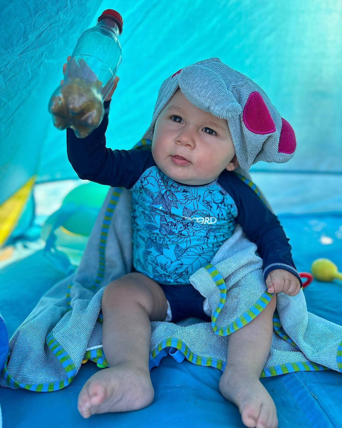 Maoh a rejoint le concours — aidez-le/la à gagner de superbes lots ! aqua, azure, baby, baby_toddler_clothing, blue, cap, child, electric_blue, fashion_accessory, fun, grass, happy, hat, headwear, leisure, pattern, person, play, recreation, sitting