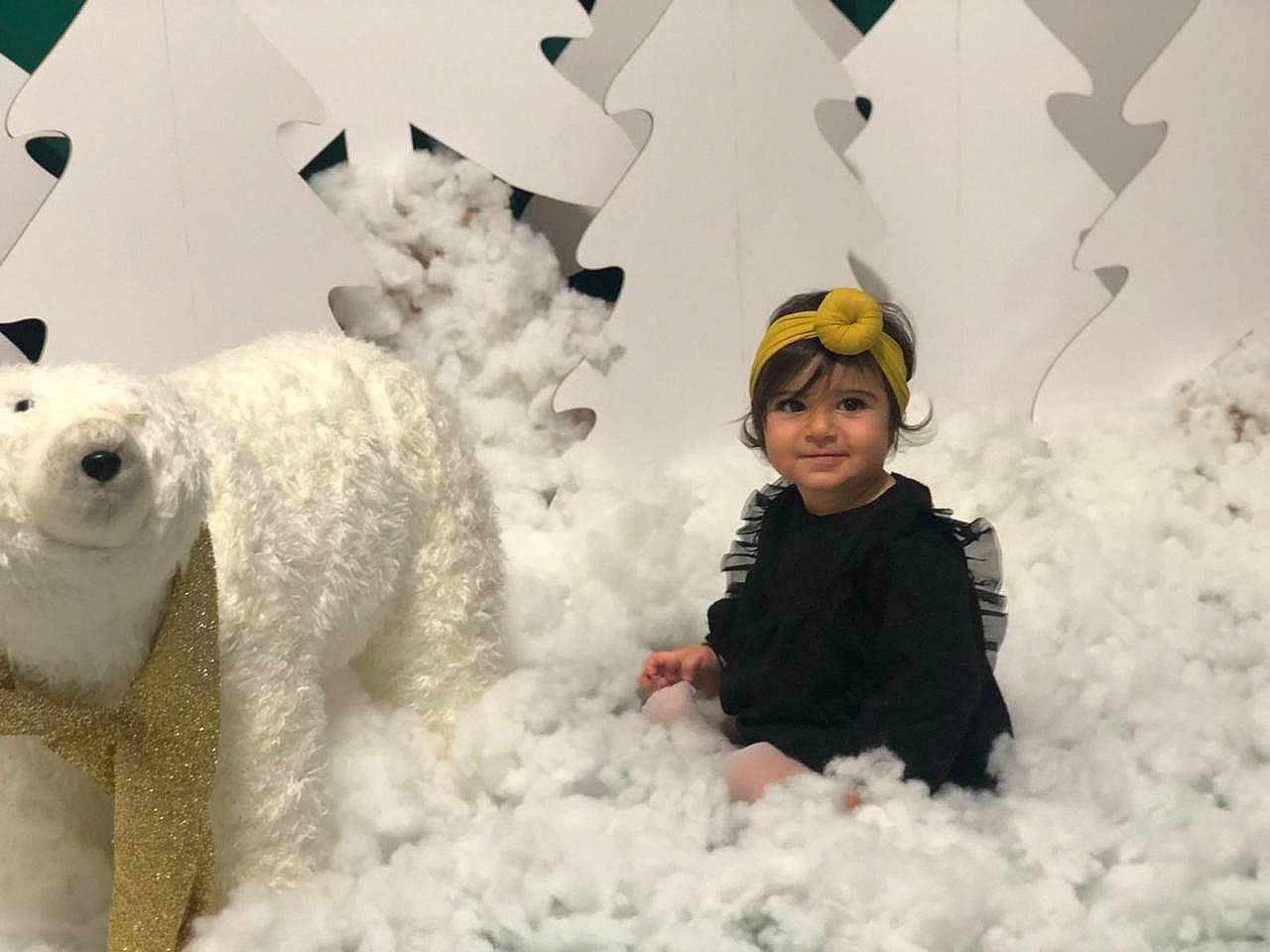 Ayla a rejoint le concours — aidez-le/la à gagner de superbes lots ! child, event, freezing, frost, fun, fur, happy, headwear, ice_cap, joy, leisure, mammal, people, people_in_nature, person, play, playing_in_the_snow, recreation, smile, snow