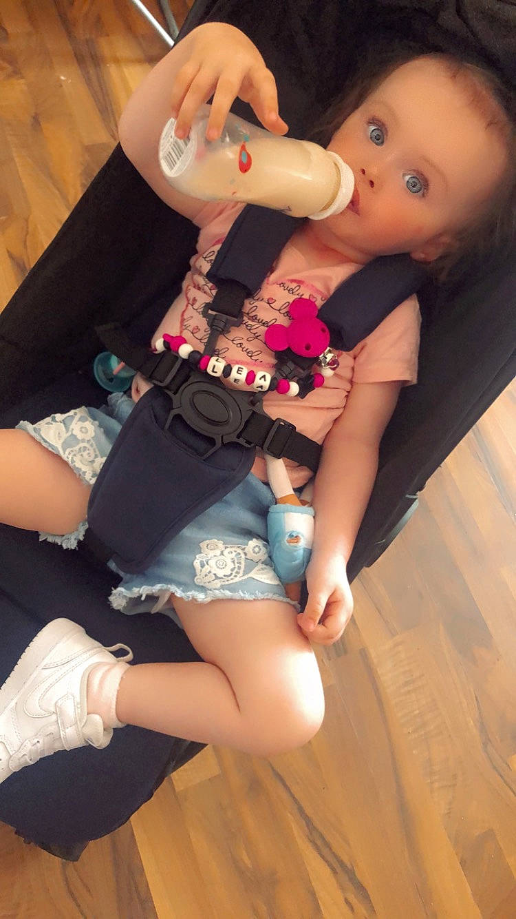 Léa participe au concours pour gagner de l'argent avec cette photo : arm, black_hair, eyelash, finger, gesture, hand, joint, knee, leg, lip, mouth, muscle, nail, neck, person, pink, shoulder, skin, surprise, thigh