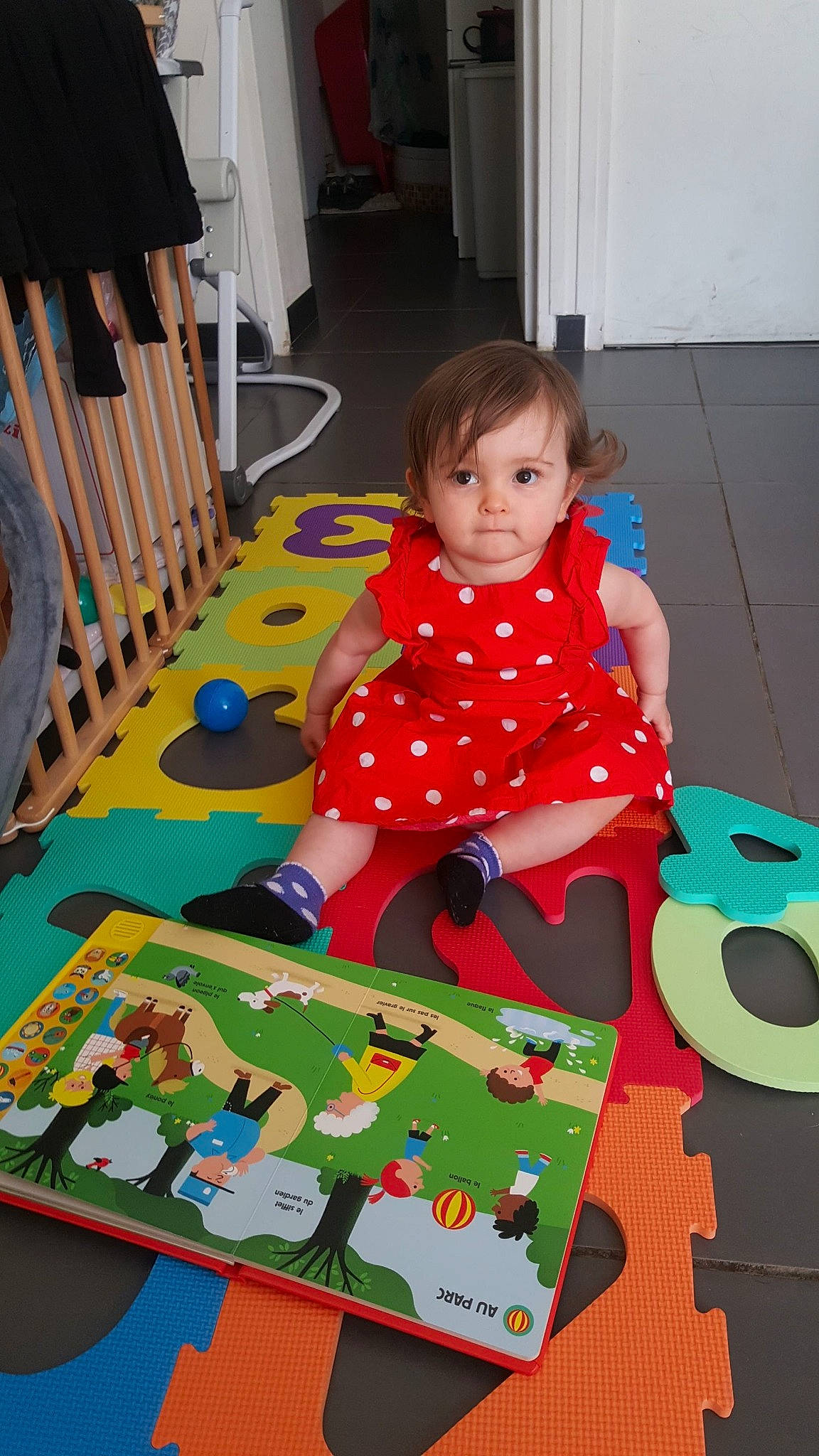 Elenna participe au concours pour gagner de l'argent avec cette photo : baby, baby_toys, child, floor, flooring, person, play, playmat, room, toddler, toy