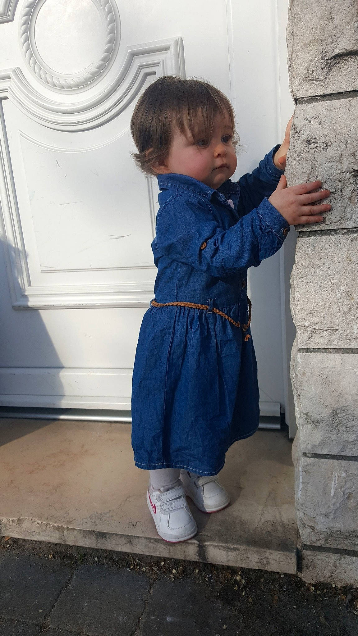 Elenna participe au concours pour gagner de l'argent avec cette photo : blue, child, clothing, denim, electric_blue, jeans, outerwear, person, shoe, standing, textile, toddler