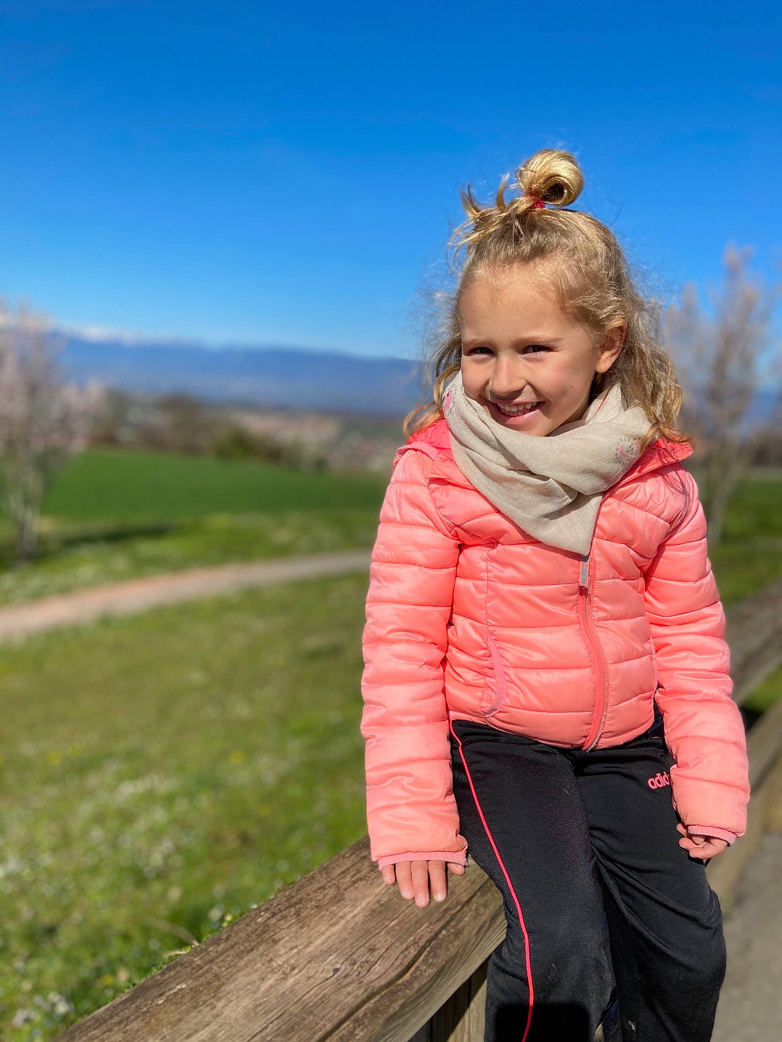 Aélia participe au concours pour gagner de l'argent avec cette photo : beauty, blond, child, flash_photography, fun, grass, grassland, happy, joy, landscape, leisure, people_in_nature, person, plant, recreation, sitting, sky, smile, toddler, travel