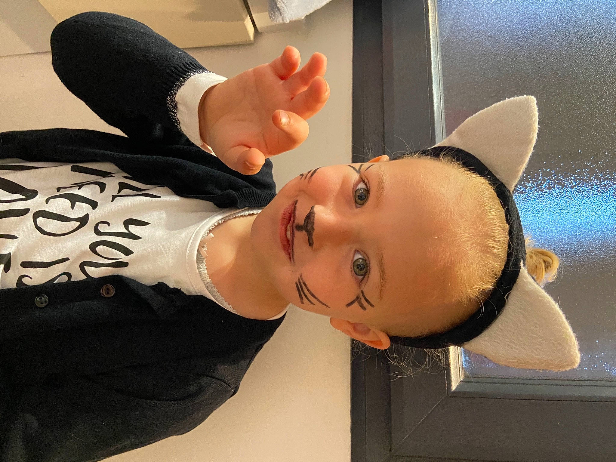 Aélia participe au concours pour gagner de l'argent avec cette photo : abdomen, arm, chest, child, ear, elbow, eyelash, eyewear, fashion_design, fun, fur, gesture, joy, mouth, neck, person, sleeve, stuffed_toy, t_shirt, toy