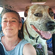 Junior a rejoint le concours — aidez-le/la à gagner de superbes lots ! car_interior, casual_clothing, closeup, collar, daylight, dog, earrings, friendship, happy, indoor, pet, portrait, seat, seatbelt, short_sleeves, smiling, tongue_out, travel, window, woman