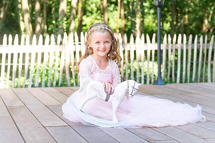 Zélie a rejoint le concours — aidez-le/la à gagner de superbes lots ! baby, baby_toddler_clothing, child, dress, face, fence, flash_photography, flooring, grass, hair, happy, hardwood, joy, leisure, people_in_nature, person, pink, plant, smile, toddler