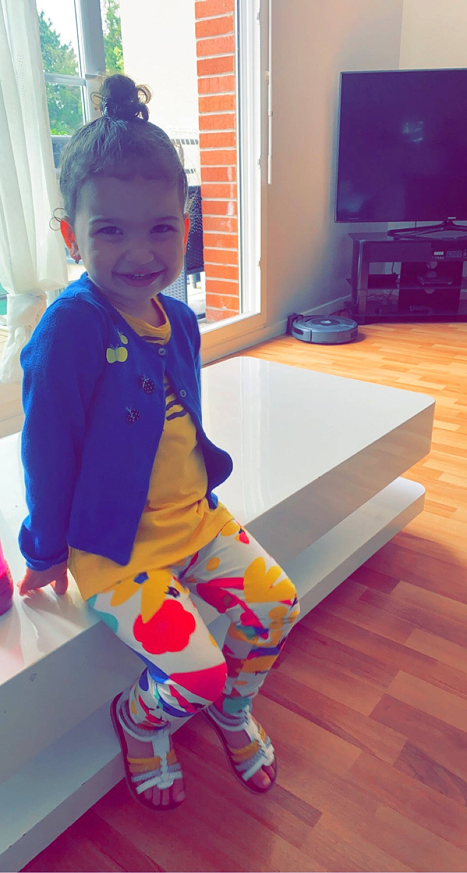 Aliya a rejoint le concours — aidez-le/la à gagner de superbes lots ! baby_toddler_clothing, child, electric_blue, floor, flooring, fun, happy, hardwood, hat, joy, knee, person, shorts, sleeve, smile, sportswear, standing, t_shirt, television, thigh