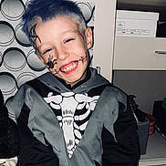 Théo participe au concours pour gagner de l'argent avec cette photo : child, face_paint, blue_hair, smiling, costume, skeleton, indoor, happy, boy, portrait, halloween, celebration, face, clothing, fun, youth, young_person, festive, joy, casual