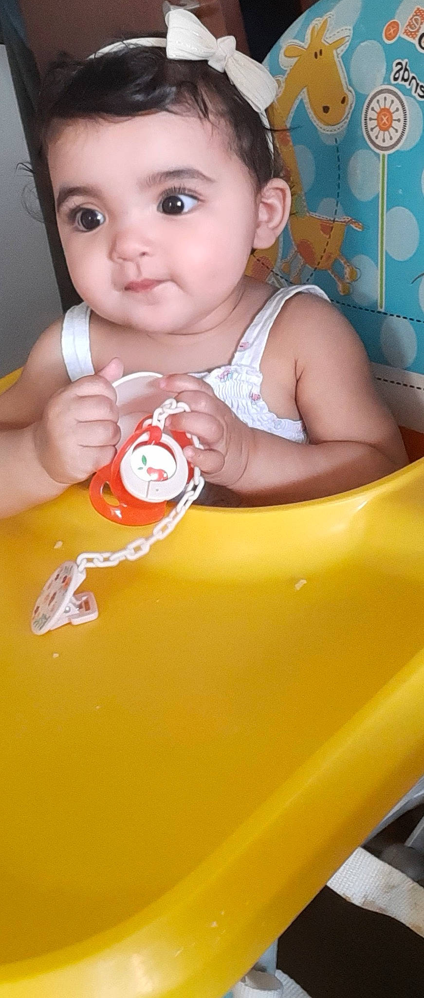 Soujoud participe au concours pour gagner de l'argent avec cette photo : arm, baby, baby_playing_with_toys, baby_products, baby_toddler_clothing, cheek, child, drink, drinking, drinkware, fun, green, hand, happy, nail, person, play, skin, toddler, white