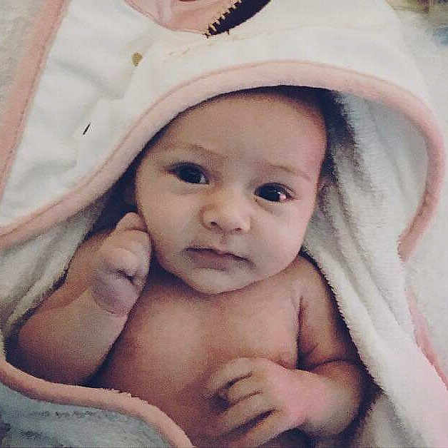 Léna a rejoint le concours — aidez-le/la à gagner de superbes lots ! cheek, child, face, girl, head, headwear, infant, lip, mouth, nose, painting, person, portrait, product, skin