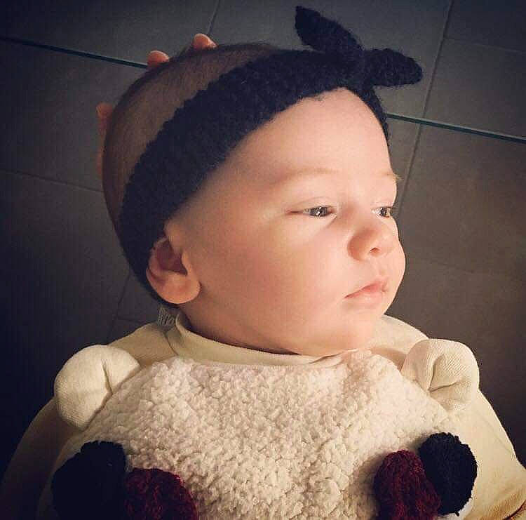 Léna a rejoint le concours — aidez-le/la à gagner de superbes lots ! beanie, bonnet, cap, cheek, child, crochet, ear, eyebrow, forehead, hair_accessory, hat, head, headgear, infant, knit_cap, knitting, neck, nose, person, product