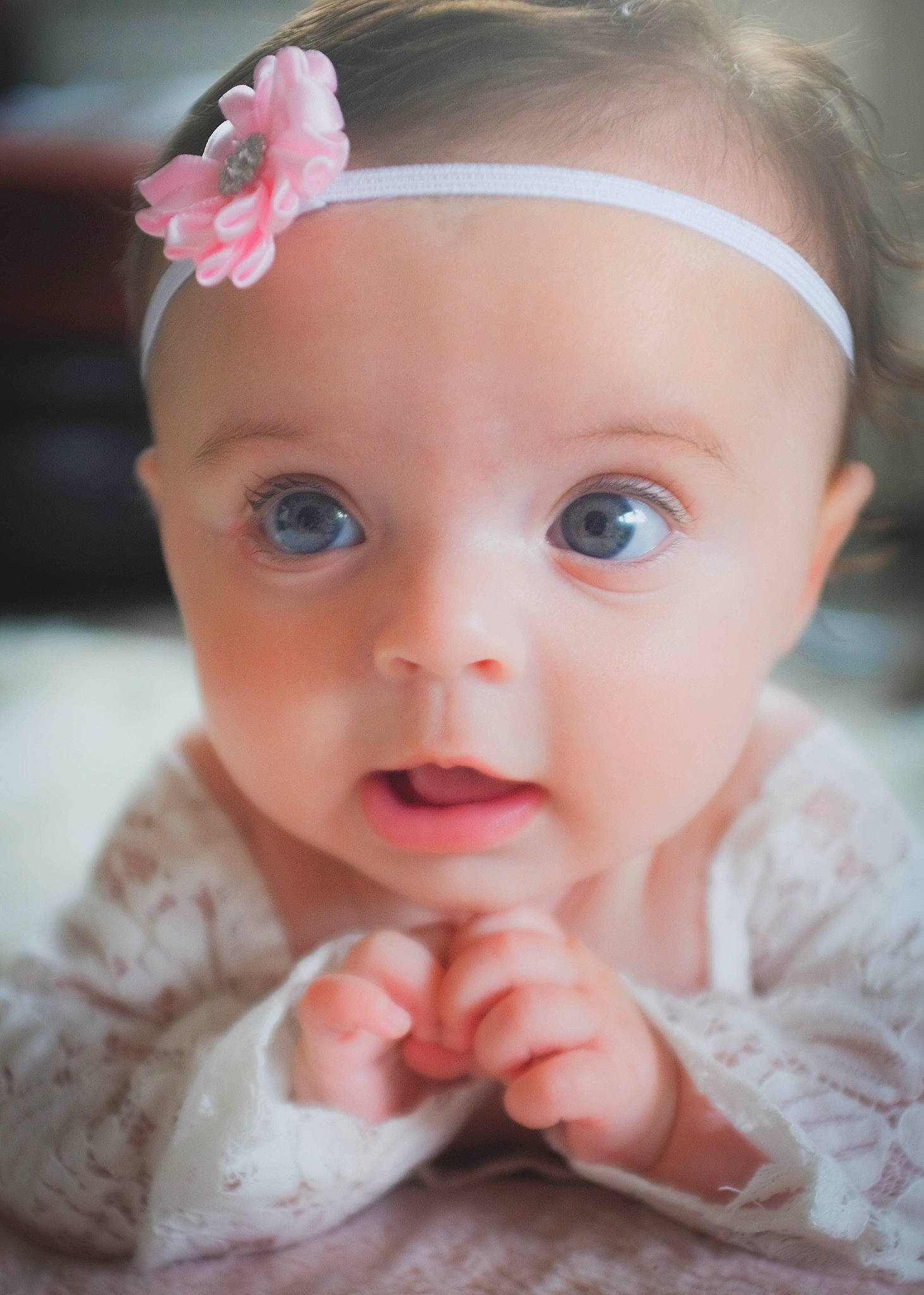 Romane a rejoint le concours — aidez-le/la à gagner de superbes lots ! baby_toddler_clothing, cheek, chin, dress, eye, eyebrow, eyelash, flower, head, headgear, human_body, iris, lip, nose, person, petal, pink, product, skin, textile
