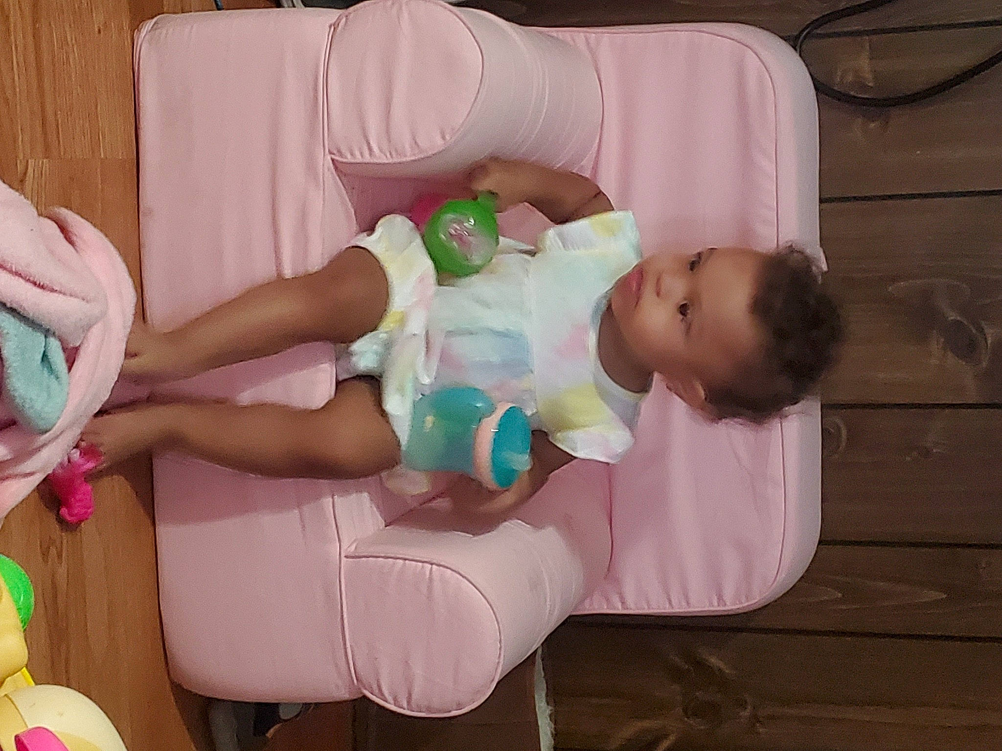 Amelie is registered to the contest to win money with this photo: baby, baby_products, baby_toddler_clothing, beauty, child, comfort, event, human_body, knee, leg, person, plastic, product, room, sitting, skin, thigh, toddler