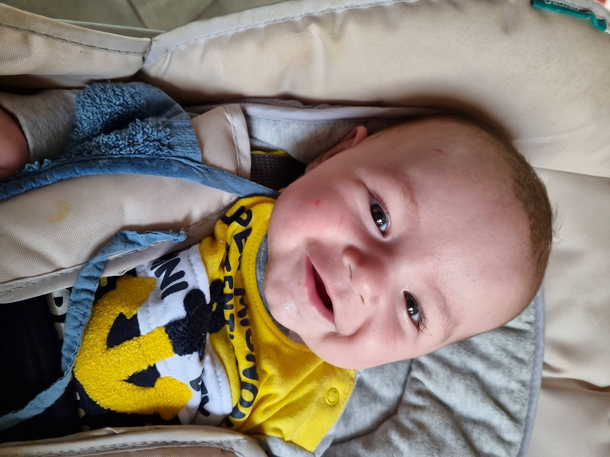 Arsène participe au concours pour gagner de l'argent avec cette photo : baby, baby_toddler_clothing, cheek, comfort, eye, eyebrow, face, facial_expression, happy, head, headgear, iris, lip, mouth, nose, person, skin, smile, textile, toddler
