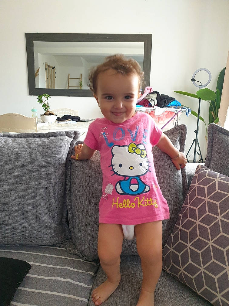 Kiara a rejoint le concours — aidez-le/la à gagner de superbes lots ! baby_toddler_clothing, child, comfort, couch, floor, flooring, fun, furniture, happy, joy, living_room, magenta, pattern, person, picture_frame, pink, room, sleeve, smile, sock