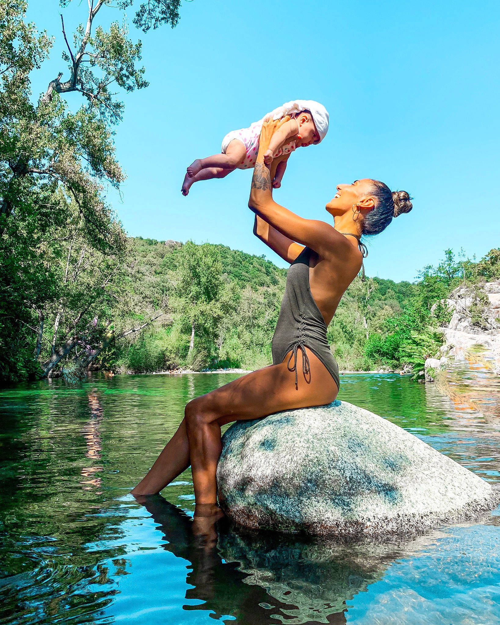 Kiara participe au concours pour gagner de l'argent avec cette photo : barechested, diving, flip_acrobatic, fun, happy, headwear, jumping, leg, leisure, muscle, nature, person, photography, recreation, river, summer, vacation, water