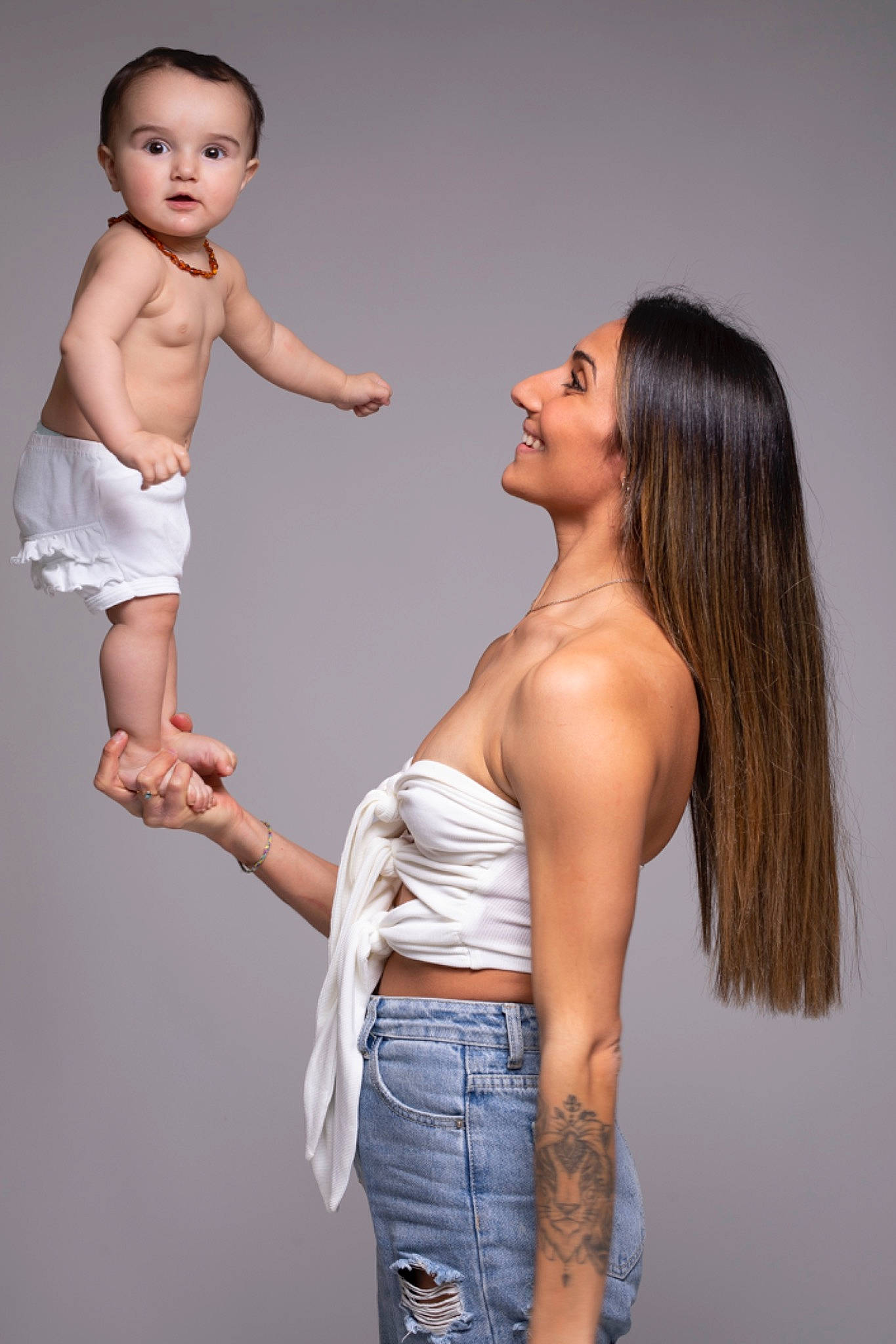 Kiara a rejoint le concours — aidez-le/la à gagner de superbes lots ! abdomen, black_hair, chest, fashion_design, flash_photography, gesture, hair, happy, head, human_body, joint, joy, muscle, neck, people_in_nature, person, shoulder, skin, stomach, thigh