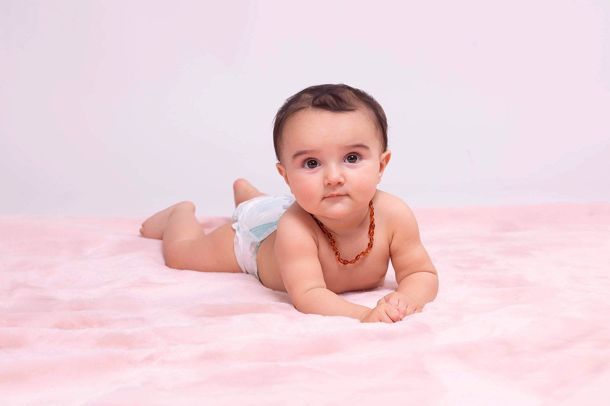 Kiara a rejoint le concours — aidez-le/la à gagner de superbes lots ! baby, baby_toddler_clothing, barefoot, child, comfort, flash_photography, flooring, foot, fun, happy, human_leg, knee, nail, person, portrait_photography, sitting, thumb, toddler, toe, vacation