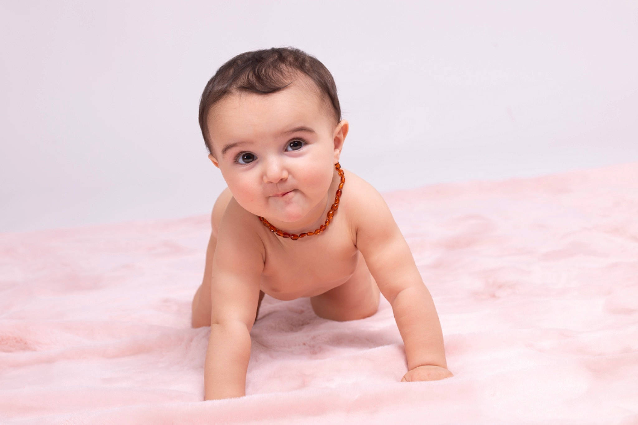 Kiara a rejoint le concours — aidez-le/la à gagner de superbes lots ! baby, baby_toddler_clothing, barefoot, cheek, chest, child, comfort, flash_photography, flesh, flooring, foot, fun, happy, human_leg, person, skin, smile, stomach, thumb, toddler