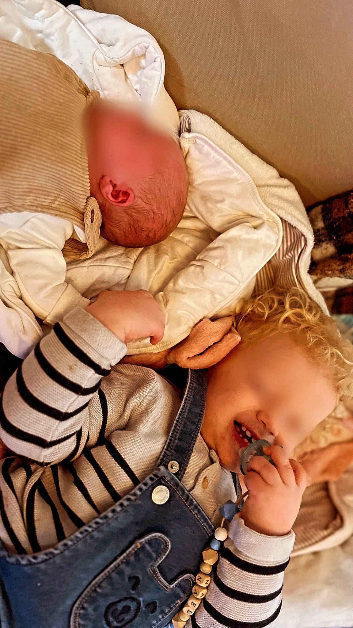 Danaë a rejoint le concours — aidez-le/la à gagner de superbes lots ! abdomen, baby_sleeping, bracelet, chest, comfort, elbow, flesh, gesture, human_leg, jewellery, linens, muscle, navel, pattern, peach, person, shoulder, stomach, thigh, trunk