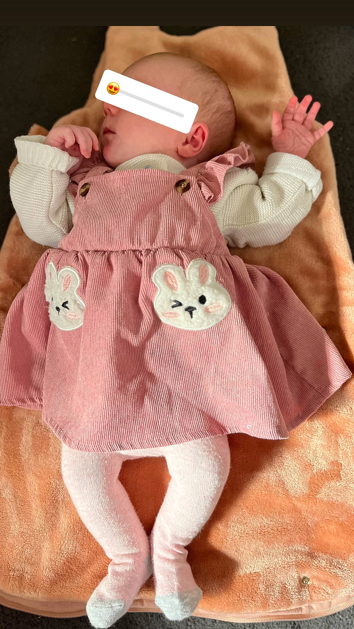 Danaë a rejoint le concours — aidez-le/la à gagner de superbes lots ! baby, baby_products, baby_sleeping, baby_toddler_clothing, child, comfort, doll, finger, hand, linens, pattern, person, pink, plush, skin, sleeve, sock, stuffed_toy, textile, thigh