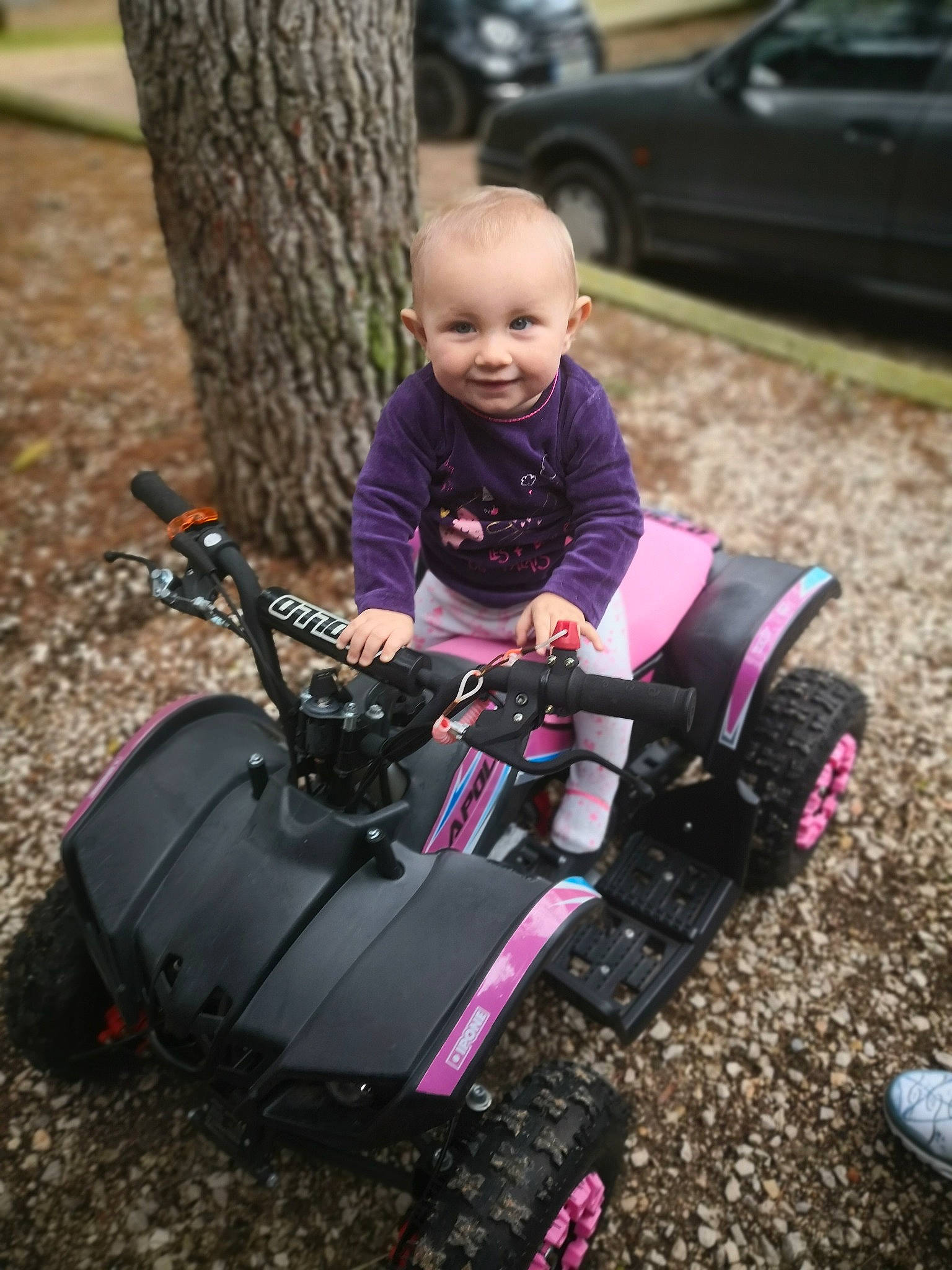 Lou participe au concours pour gagner de l'argent avec cette photo : auto_part, automotive_design, automotive_tire, baby, baby_toddler_clothing, child, city, fun, grass, happy, leisure, motor_vehicle, person, plant, recreation, smile, sneakers, tire, toddler, tree