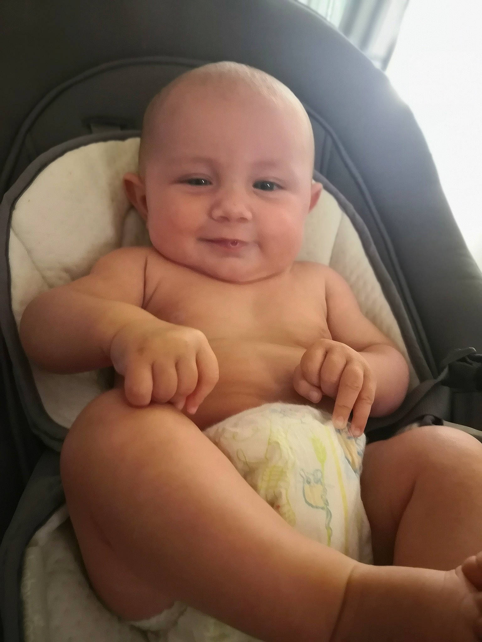 Lou a rejoint le concours — aidez-le/la à gagner de superbes lots ! baby, cheek, chest, child, comfort, finger, hand, human_body, joy, knee, leg, mammal, mouth, person, product, seat_belt, sitting, skin, smile, thigh