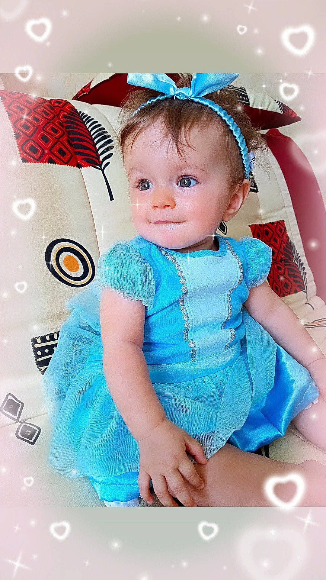 Manon participe au concours pour gagner de l'argent avec cette photo : aqua, baby_toddler_clothing, blue, cheek, child, doll, electric_blue, eyelash, fashion_accessory, happy, headpiece, iris, magenta, pattern, peach, person, pink, sleeve, textile, toy