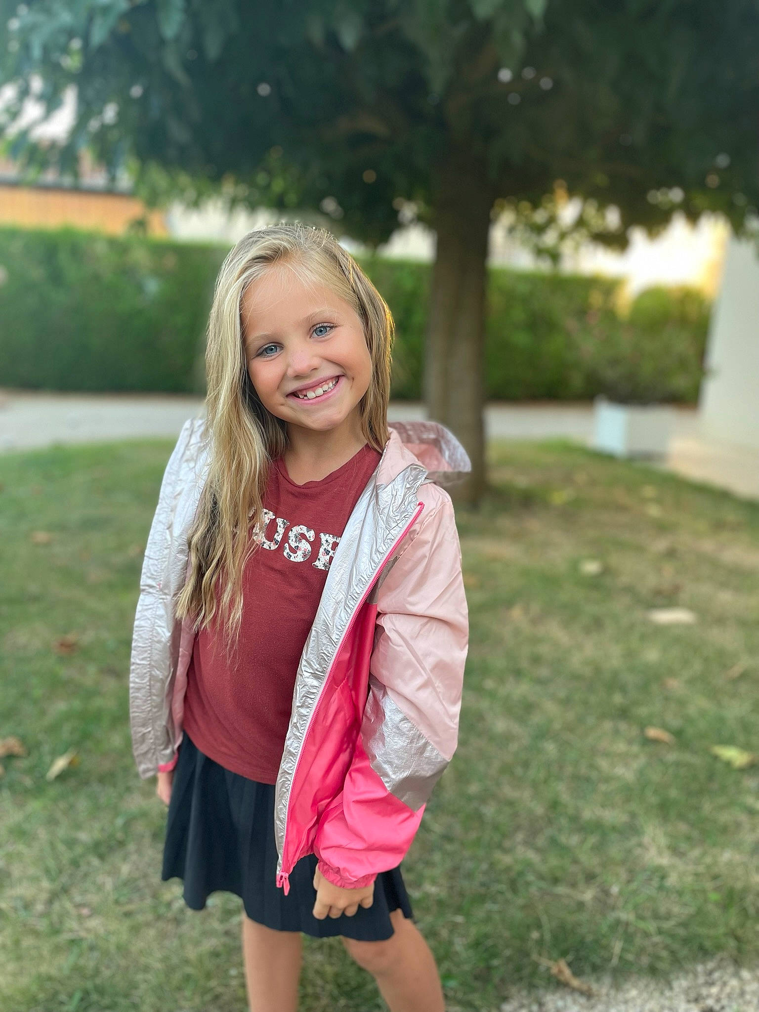 Lola a rejoint le concours — aidez-le/la à gagner de superbes lots ! blond, brown_hair, eye, flash_photography, grass, grassland, hair, happy, joy, leisure, long_hair, people_in_nature, person, plant, recreation, shorts, sitting, sleeve, smile, t_shirt
