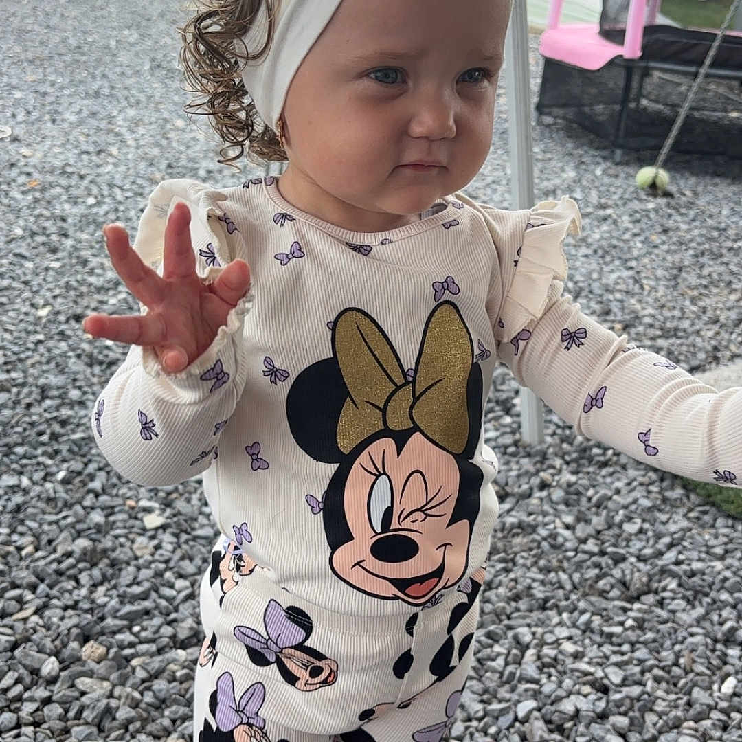 Liana a rejoint le concours — aidez-le/la à gagner de superbes lots ! accessories, bodypart, child, clothing, face, female, finger, girl, gravel, hand, head, outdoors, pants, pebble, person, photography, playarea, portrait, road, soil