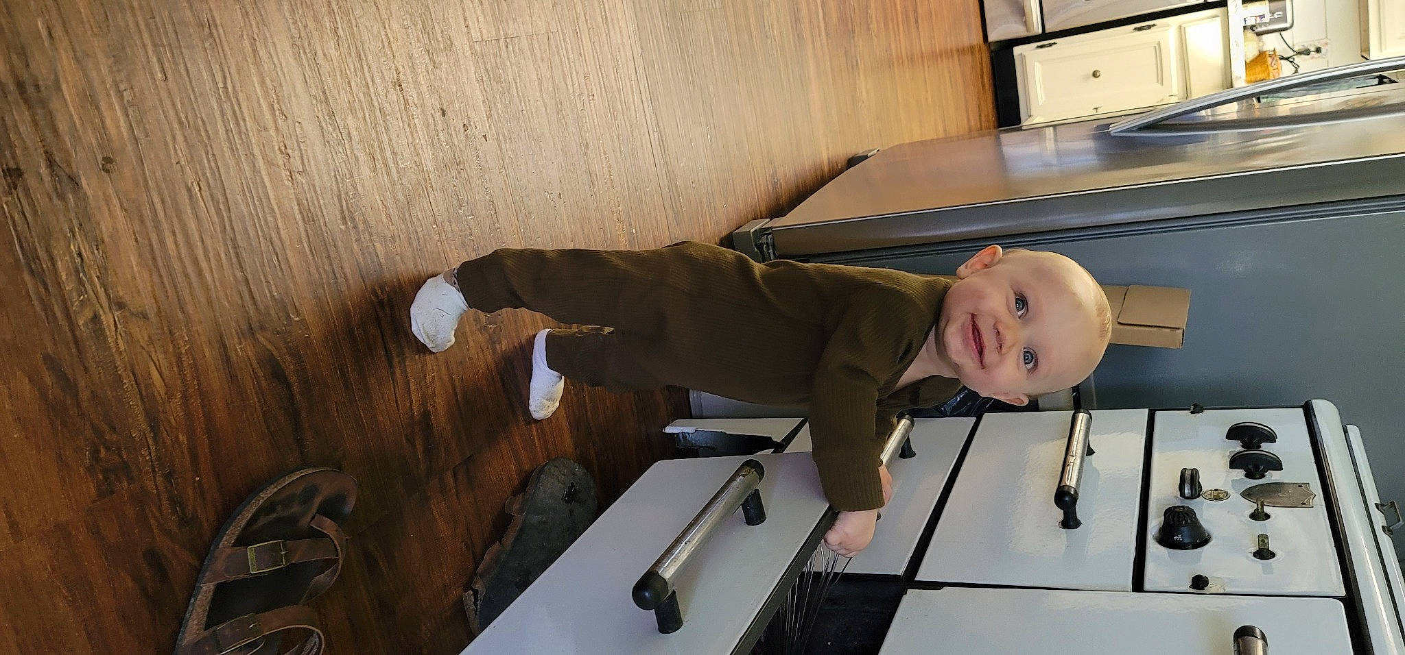 Elias is registered to the contest to win money with this photo: baby, baby_toddler_clothing, balance, child, cleanliness, comfort, composite_material, elbow, floor, flooring, hardwood, joy, person, room, sleeve, smile, toddler, varnish, walking_shoe, wood