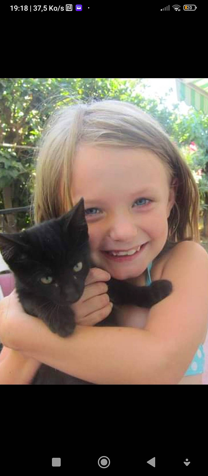 Nina participe au concours pour gagner de l'argent avec cette photo : beauty, blond, carnivore, cat, eye, fawn, felidae, formal_wear, gesture, grass, hand, happy, iris, joy, long_hair, person, plant, skin, small_to_medium_sized_cats, smile