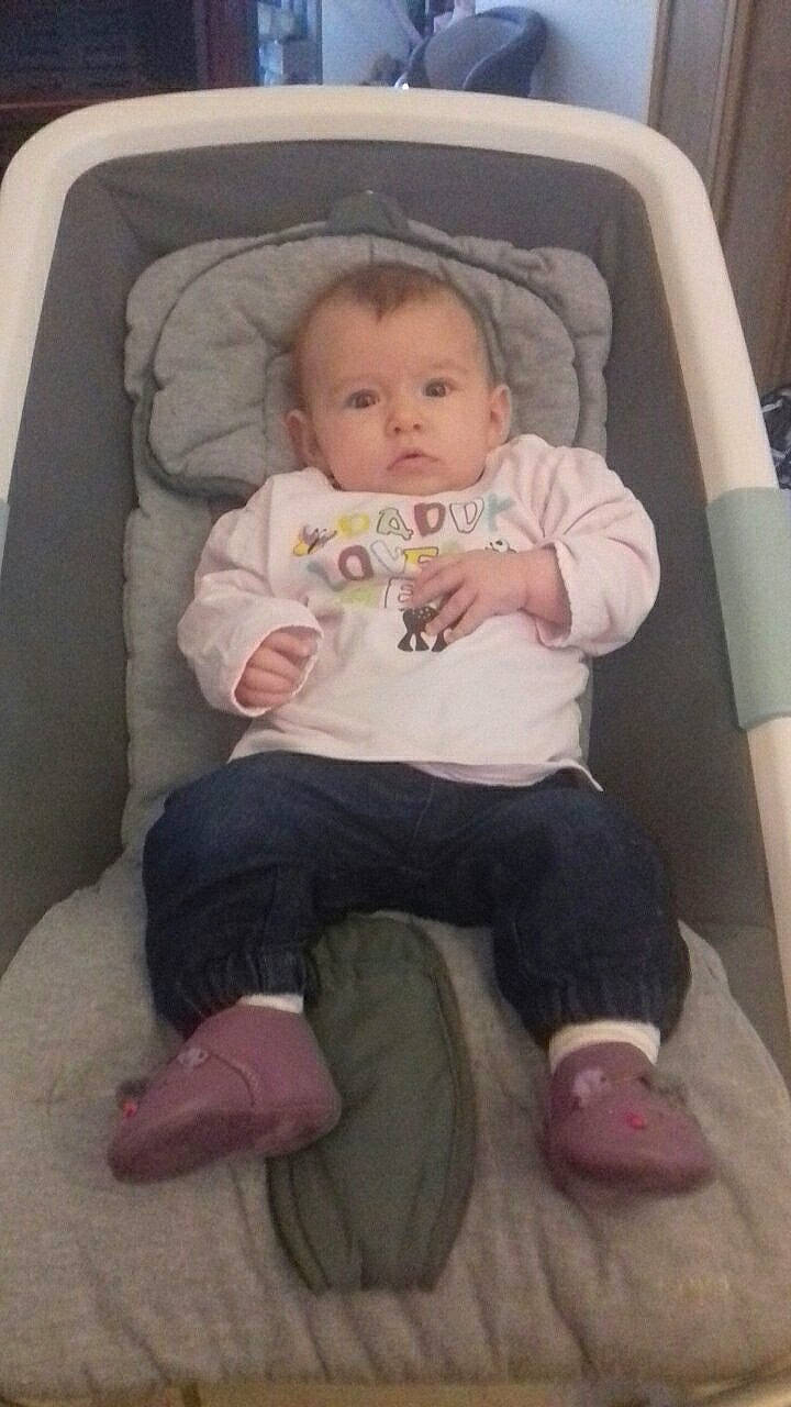 Juline a rejoint le concours — aidez-le/la à gagner de superbes lots ! baby_products, bed, bedtime, cheek, child, day, furniture, infant, infant_bed, iris, nap, person, play, product, sitting, toddler