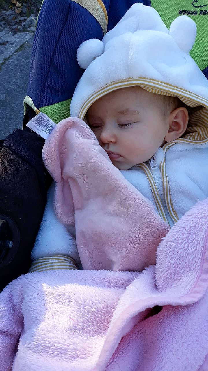 Juline a rejoint le concours — aidez-le/la à gagner de superbes lots ! child, ear, eye, fun, girl, headwear, infant, nap, person, pink, product, purple, skin, sleep, smile, textile, toddler