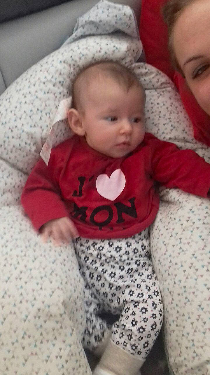 Juline participe au concours pour gagner de l'argent avec cette photo : arm, baby_products, cheek, child, day, girl, infant, iris, pattern, person, pink, play, product, red, skin, smile, textile, toddler