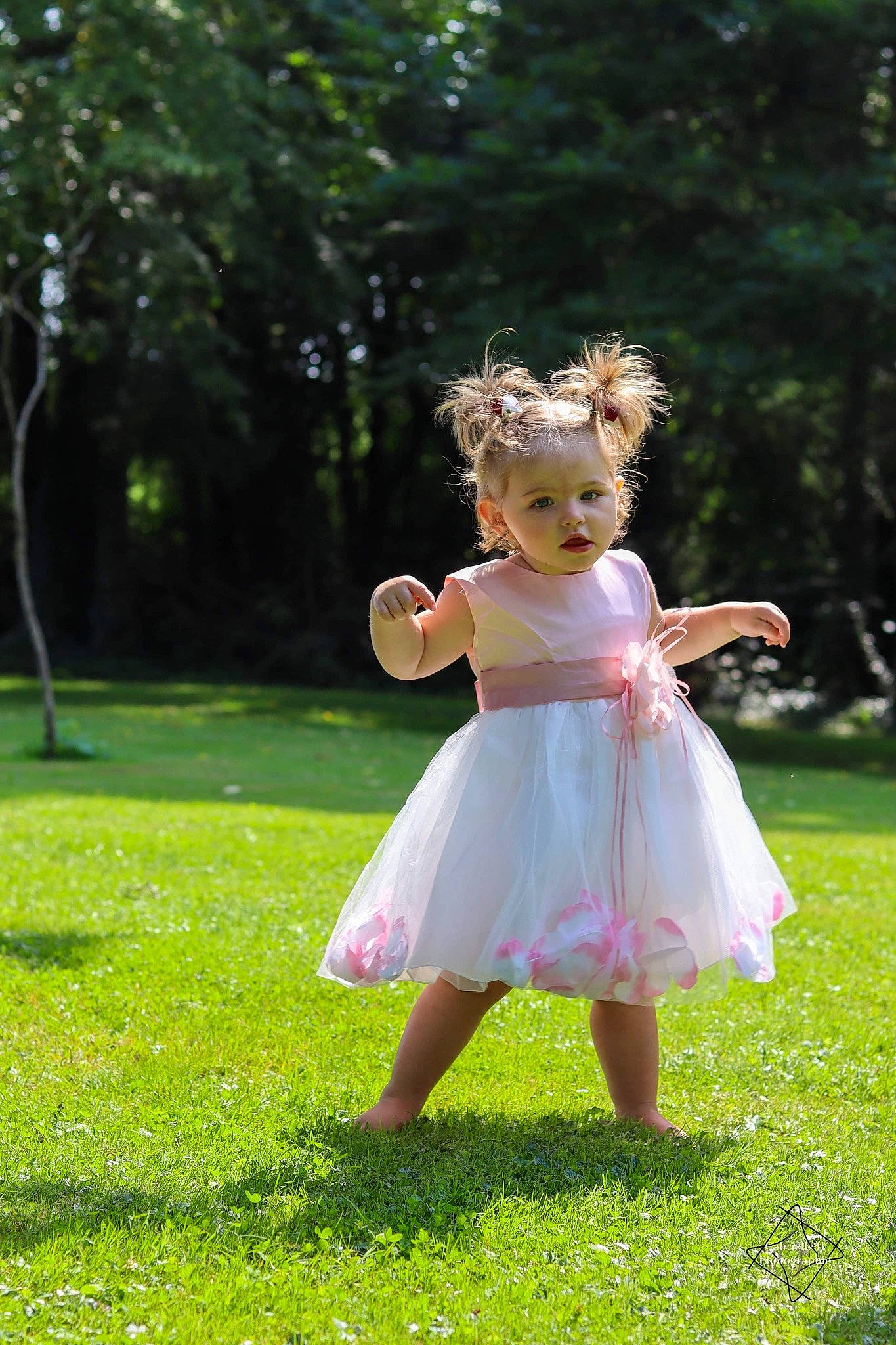 Célia a rejoint le concours — aidez-le/la à gagner de superbes lots ! baby_toddler_clothing, dress, event, fun, garden, gesture, grass, grassland, happy, headpiece, lawn, leisure, meadow, peach, people_in_nature, person, petal, plant, recreation, toddler