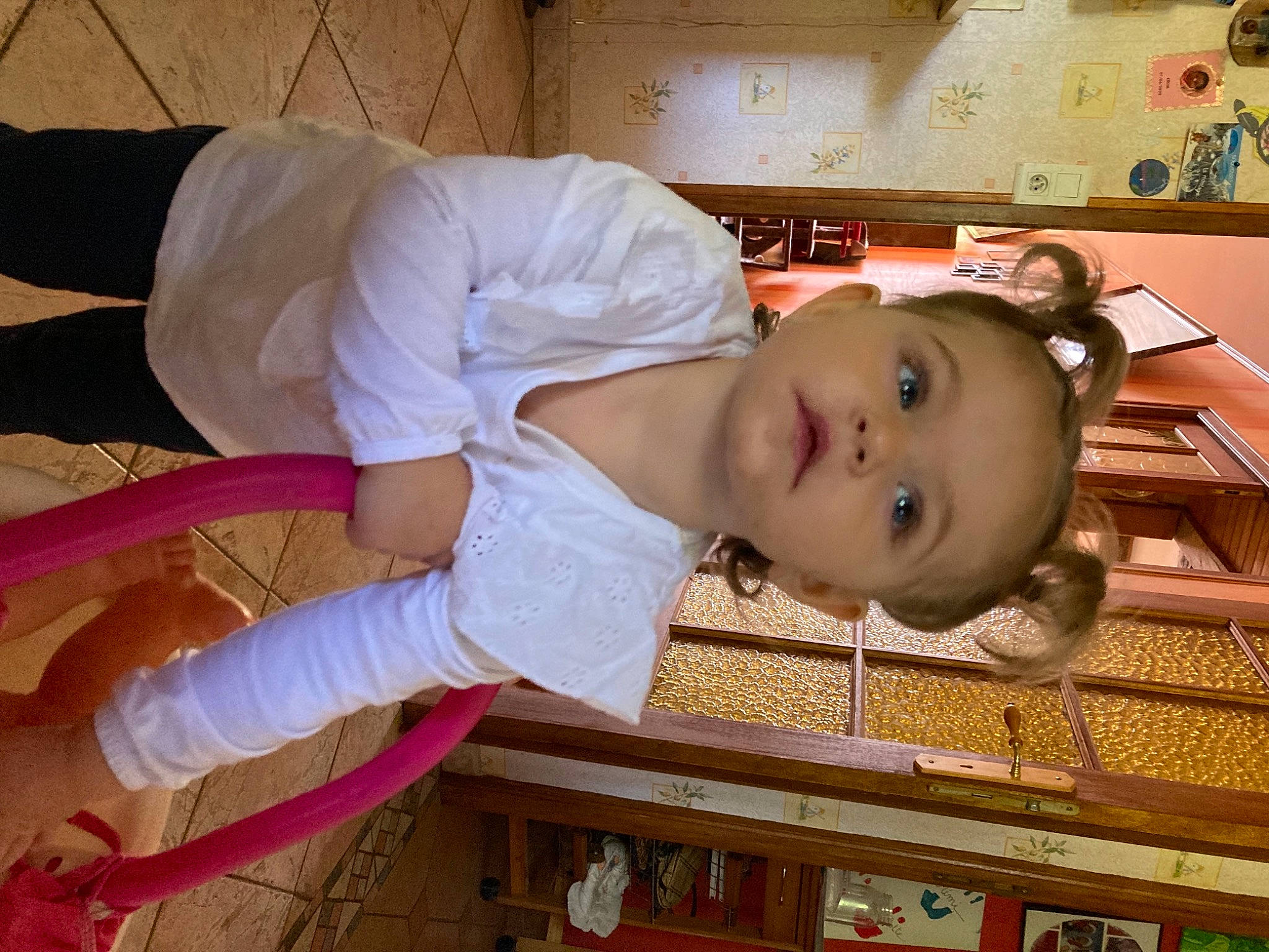 Célia a rejoint le concours — aidez-le/la à gagner de superbes lots ! baby, baby_toddler_clothing, child, comfort, fun, glasses, goggles, happy, iris, person, room, sleeve, smile, sunglasses, toddler, wood