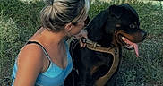 Power a rejoint le concours — aidez-le/la à gagner de superbes lots ! woman, dog, rottweiler, outdoor, fence, grass, casual_clothing, sitting, leash, pet, animal, blonde_hair, activewear, side_view, tongue_out, nature, social_media, text_overlay, promotion, happy