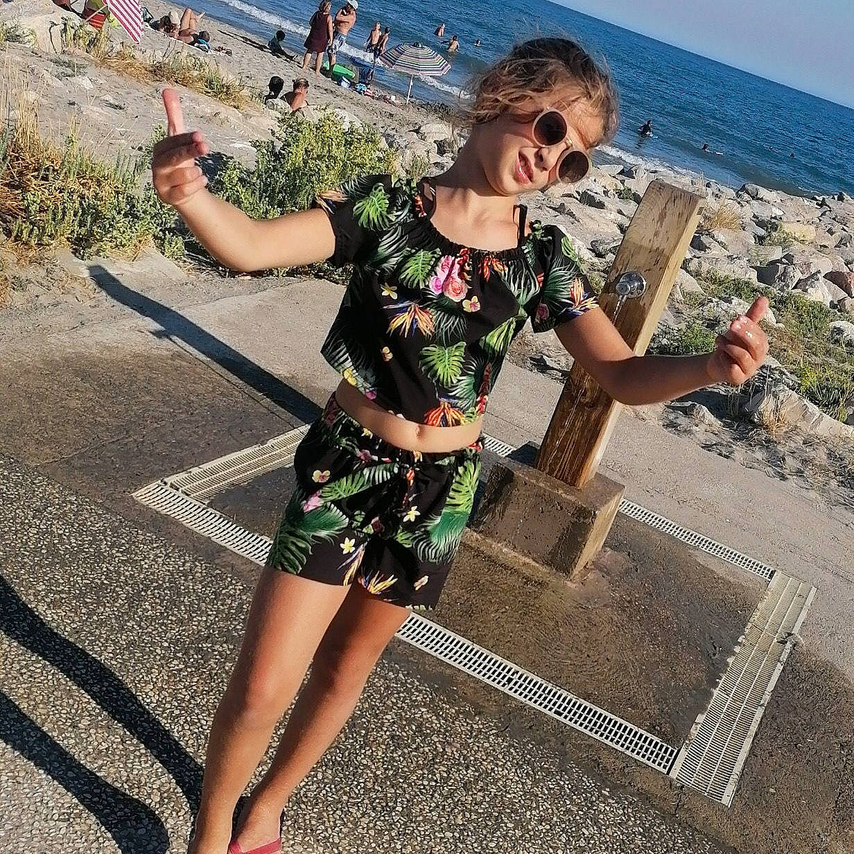 Jade a rejoint le concours — aidez-le/la à gagner de superbes lots ! asphalt, beach, cool, event, eyewear, fashion_design, happy, human_leg, knee, leisure, long_hair, pattern, person, plant, sky, sunglasses, thigh, travel, tree, waist
