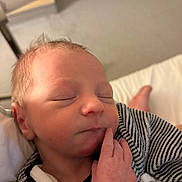 Owen a rejoint le concours — aidez-le/la à gagner de superbes lots ! newborn, baby, infant, sleeping, hand, face, skin, striped_clothing, closeup, indoors, soft_light, peaceful, portrait, child, young, cute, resting, human, person, cozy