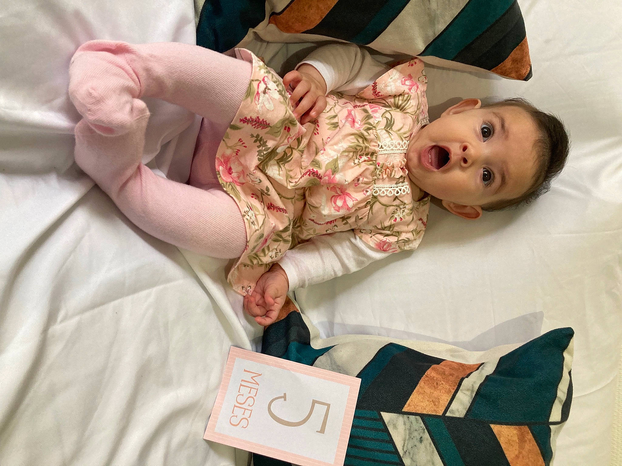 Chloe a rejoint le concours — aidez-le/la à gagner de superbes lots ! baby, baby_toddler_clothing, cheek, child, comfort, dress, finger, flooring, gesture, hand, happy, linens, mammal, person, product, room, skin, sleeve, surprise, textile