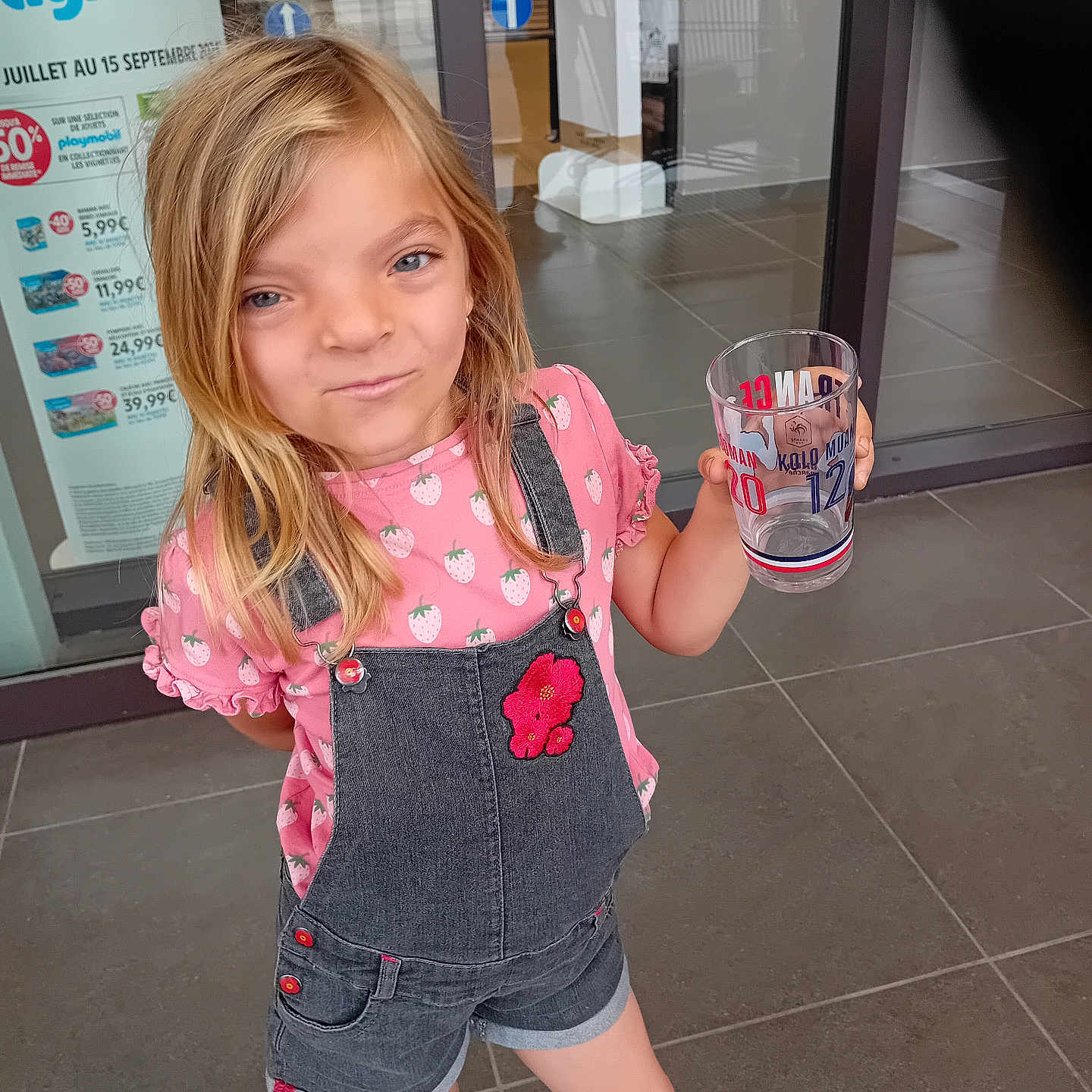 Shanna a rejoint le concours — aidez-le/la à gagner de superbes lots ! adult, blonde, bodypart, child, clothing, cup, face, female, finger, footwear, girl, hand, head, jeans, male, man, pants, person, shoe, shorts