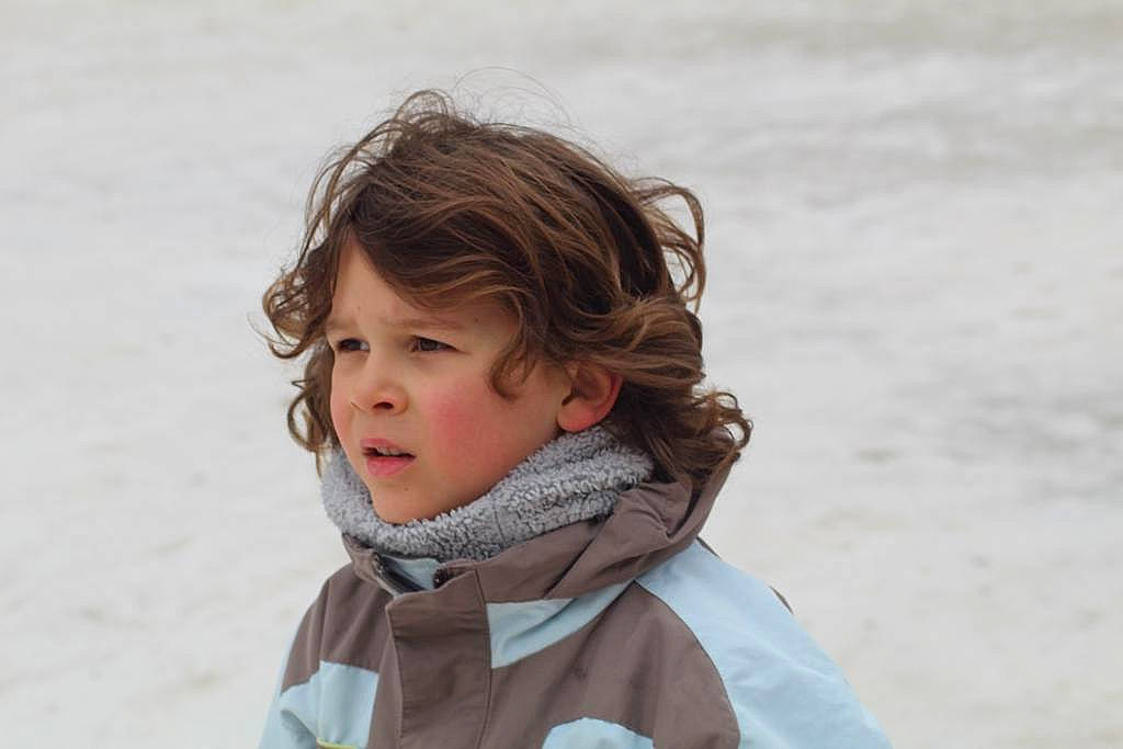 Raphaël participe au concours pour gagner de l'argent avec cette photo : body_of_water, brown_hair, fashion_accessory, freezing, fun, fur, grass, happy, landscape, leisure, ocean, outerwear, person, recreation, scarf, shawl, snow, stole, street_fashion, travel