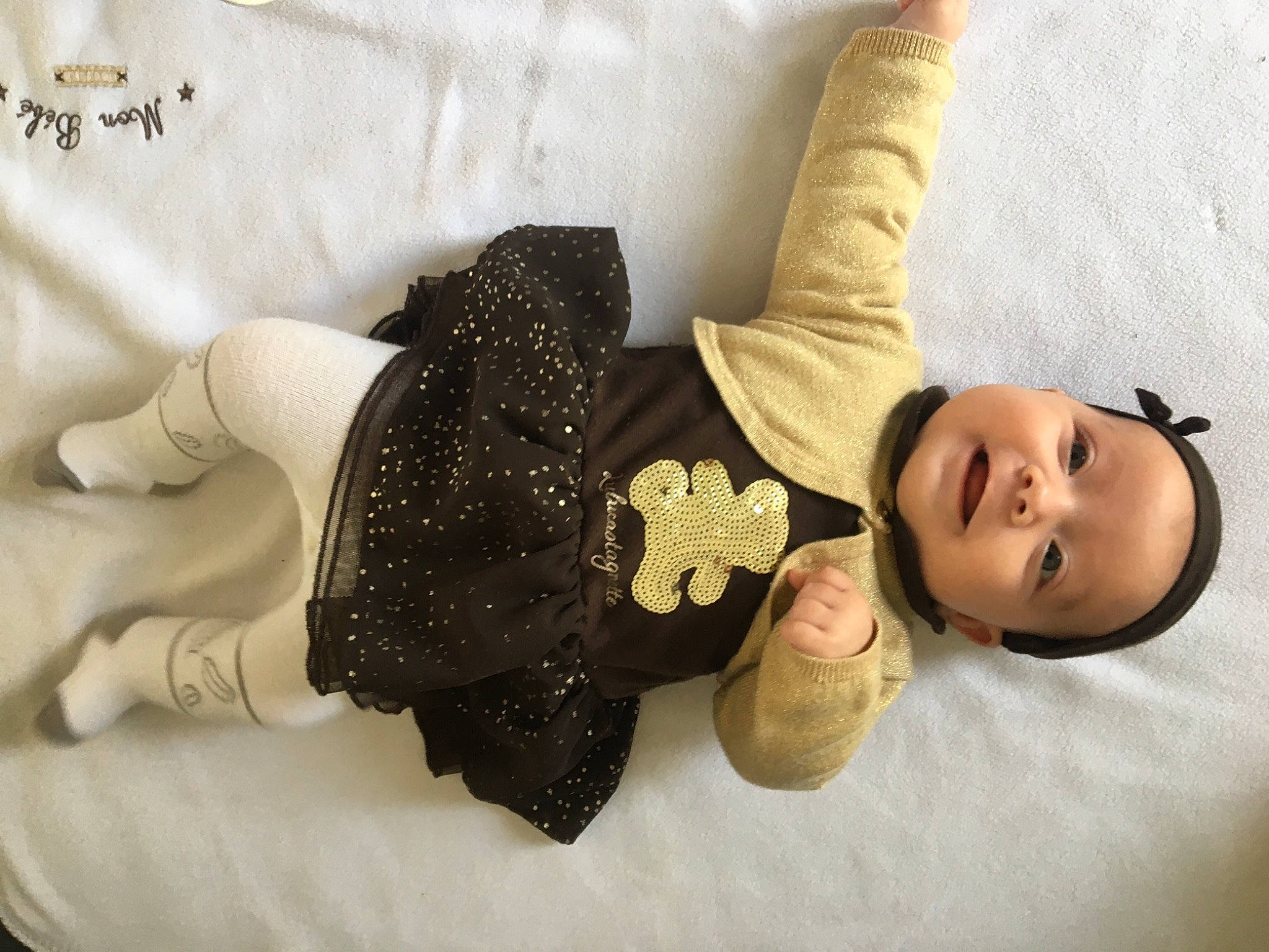 Colyne participe au concours pour gagner de l'argent avec cette photo : arm, comfort, elbow, eyelash, fashion_accessory, finger, gesture, hand, happy, human_leg, jewellery, nail, pattern, person, sleeve, sunglasses, textile, thigh, thumb, waist