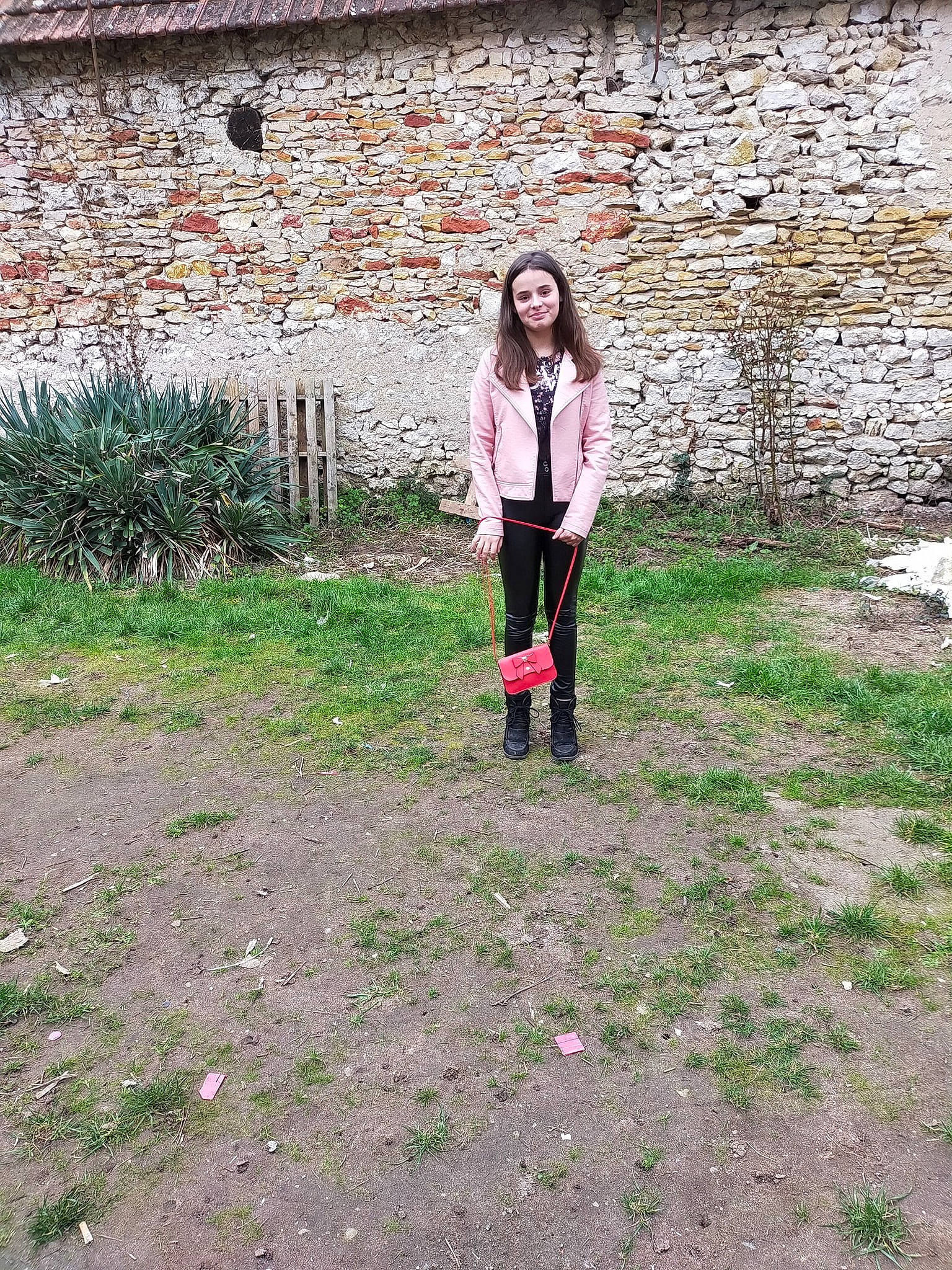 Anastasia participe au concours pour gagner de l'argent avec cette photo : boot, brick, eyewear, grass, grassland, human_leg, joy, knee, landscape, leisure, magenta, pattern, people_in_nature, person, plant, recreation, sitting, soil, street_fashion, tree